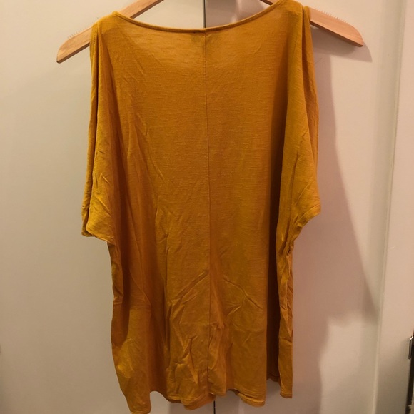 ⛔️SOLD⛔️ Jones NY 🌻 Cold Shoulder Cut-Out Top - Picture 3 of 11